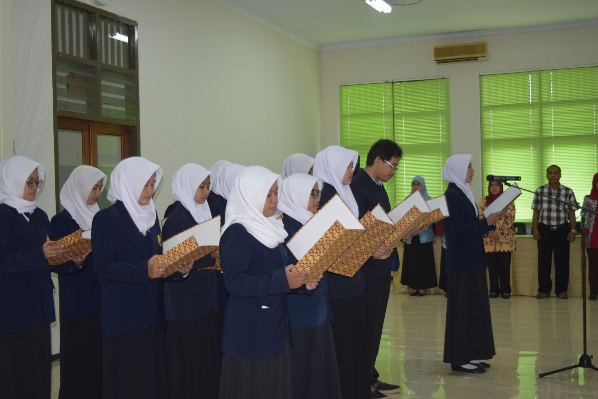 MAHASISWA FAKULTAS KEDOKTERAN GIGI UNIVERSITAS JEMBER MENGIKUTI JANJI PENDIDIKAN PROFESI PERIODE PEBRUARI 2018