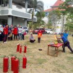 Staff FKG UNEJ Berlatih Padamkan Kebakaran