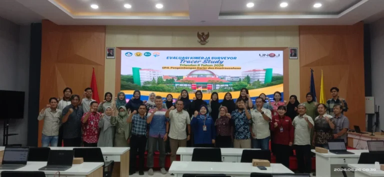 Foto bersama UPA PKK, UPA TIK, Bidang Perencanaan, Kerja Sama, dan Layanan Informasi (PKLI), Bidang Kemahasiswaan dan Alumni Universitas Jember (UNEJ), mahasiswa penerima Beasiswa Berkarya sebagai ujung tombak survey serta para Wakil Koordinator Bidang Akademik, Kemahasiswaan dan Alumni Fakultas di lingkungan Universitas Jember.
