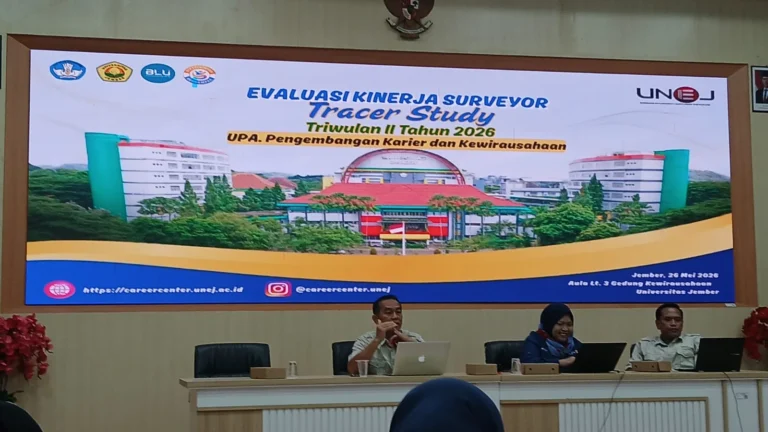 Wakil Rektor Bidang Kemahasiswaan dan Alumni menyampaikan arahan terkait evaluasi kinerja surveyor Tracer Study pada Triwulan II tahun 2026 pada UPA. Pengembangan Karir dan Kerwirausahaan.